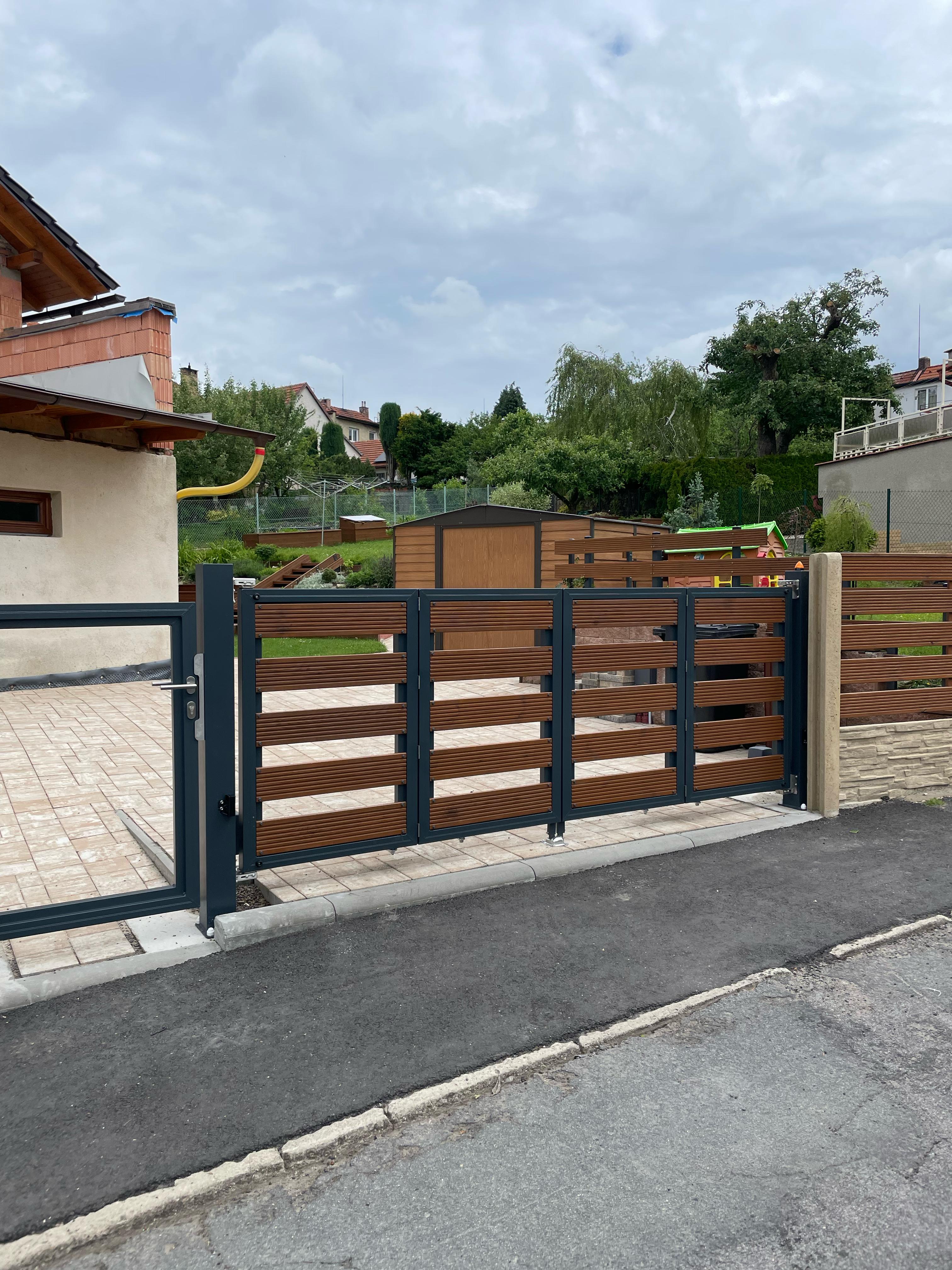 Dvoukřídlá vjezdová brána